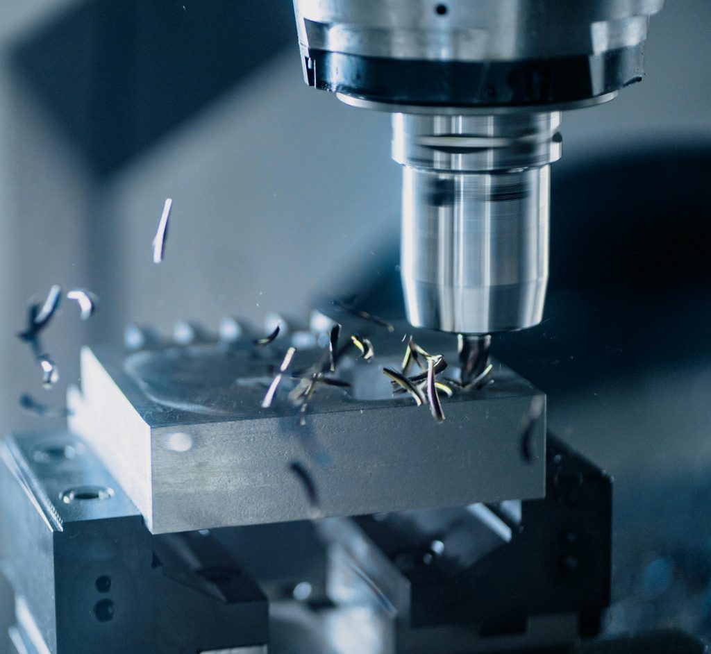 CNC Frezeleme Close-up of a CNC milling machine working on metal for precise manufacturing.